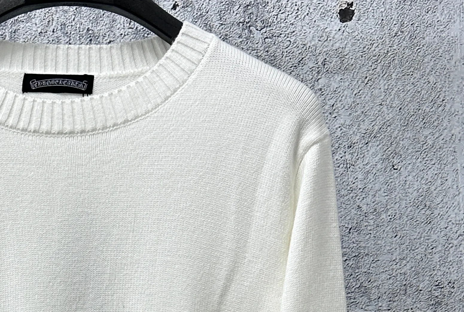 ￼ ￼ P250 [Chrome Hearts] Chrome Hearts' new cross-knitted jacquard appliqué crew neck sweater. Contains 20% wool. The item is made of custom-dyed and custom-spun yarn, purchased from the original version. A full set of customized accessories. Details determine success or failure. A new model for autumn and winter. It is soft and delicate and does not tie the body. The upper body effect is very nice. Loose fit. Same style for men and women. Color: White Black Size: S-L